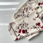 ست بلوز و شلوار راحتی موسلین طرح گل قرمز - Image 4
