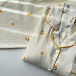 ست بلوز آستین بلند و شلوار نخی کاپدار موسلین طرح رز مینیمال - Image 4
