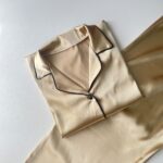 بلوز آستین بلند و شلوار ساتن رنگ نخودی _ طلایی - Image 6