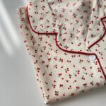 ست بلوز و شلوار راحتی موسلین طرح باغ آلبالو ریز - Image 5