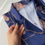 بلوز و شلوار ساتن طرح اسب زمینه سرمه ای - Image 2