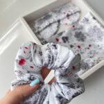 ست ساتن رو بالشتی به همراه چشم بند و کش مو طرح باغ نقره ای - Image 3