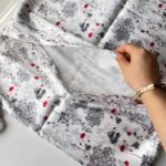 ست ساتن رو بالشتی به همراه چشم بند و کش مو طرح باغ نقره ای - Image 6