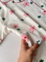 ست بلوز و شلوار راحتی موسلین طرح گل صورتی و سبز - Image 2