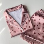 بلوز آستین کوتاه و شلوار ساتن طرح تدی و کوکی تیره - Image 7